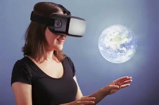 如何利用 VR 解决方案在元宇宙中进行远程协作？