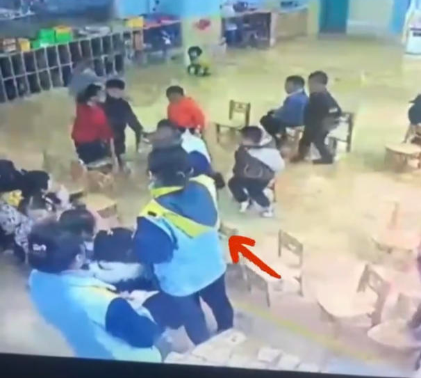 画面曝光!湖北一幼师疑教唆全班围攻女孩 警方介入