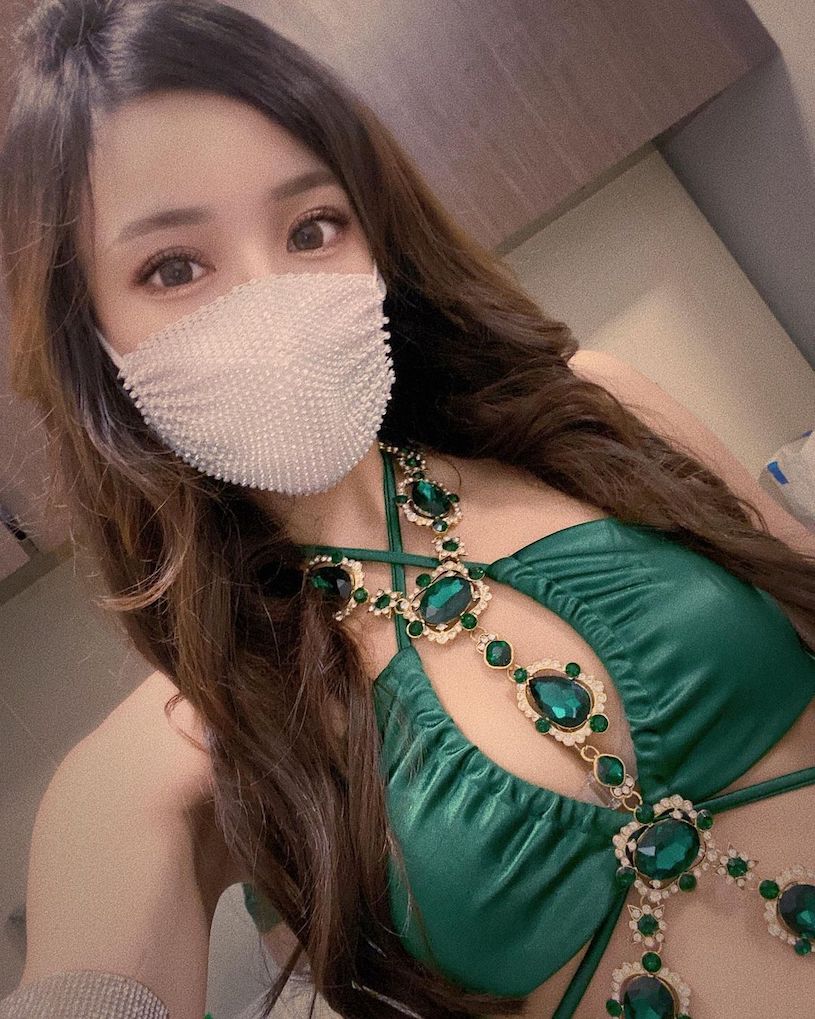 正妹「小麋Lu」性感嘟嘴自拍，「挖空上衣」展现火辣美乳！