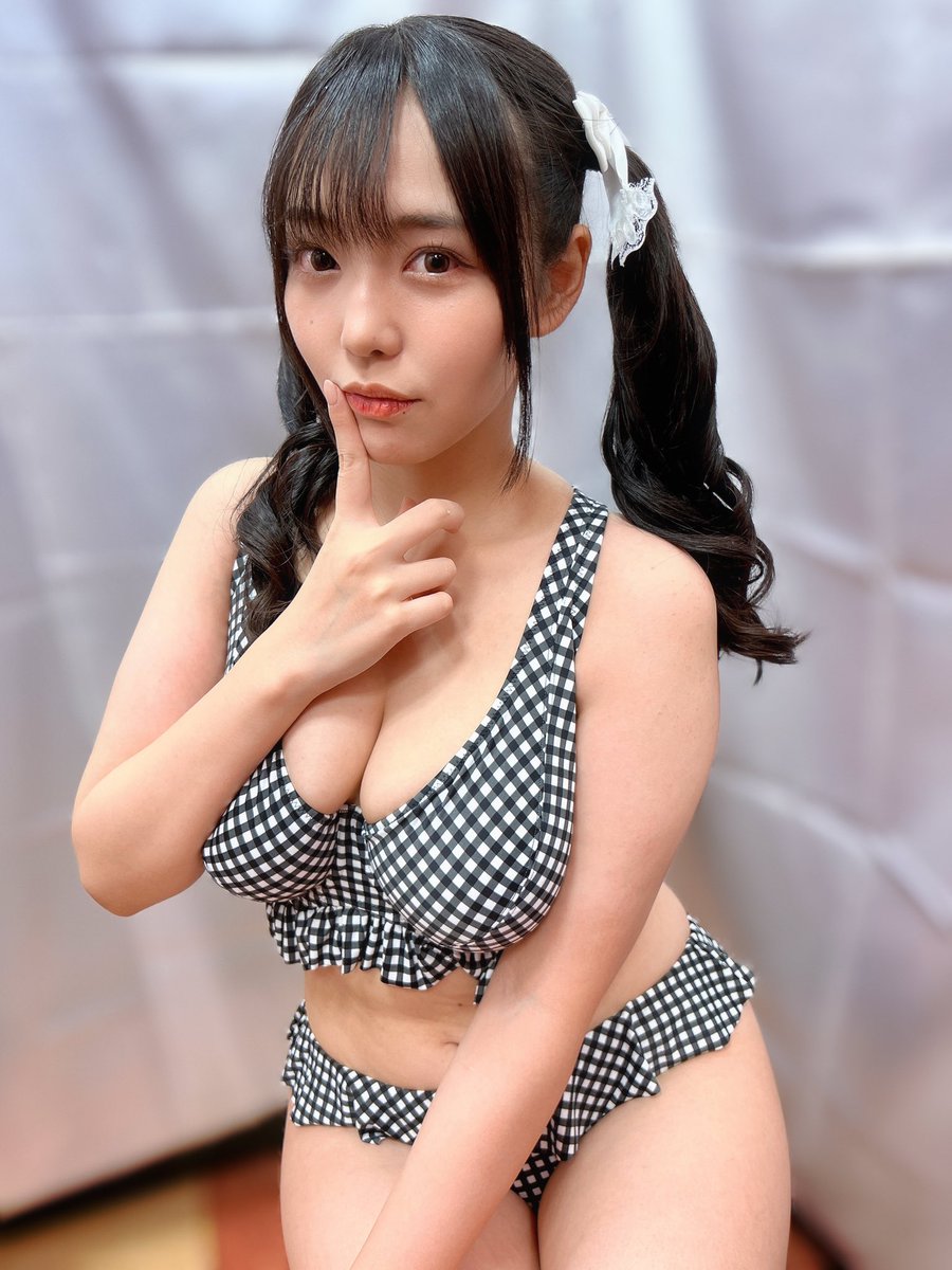 公务员转职AV女优！《恋渕ももな》Ｍ罩杯巨乳镇压泳池地砖！