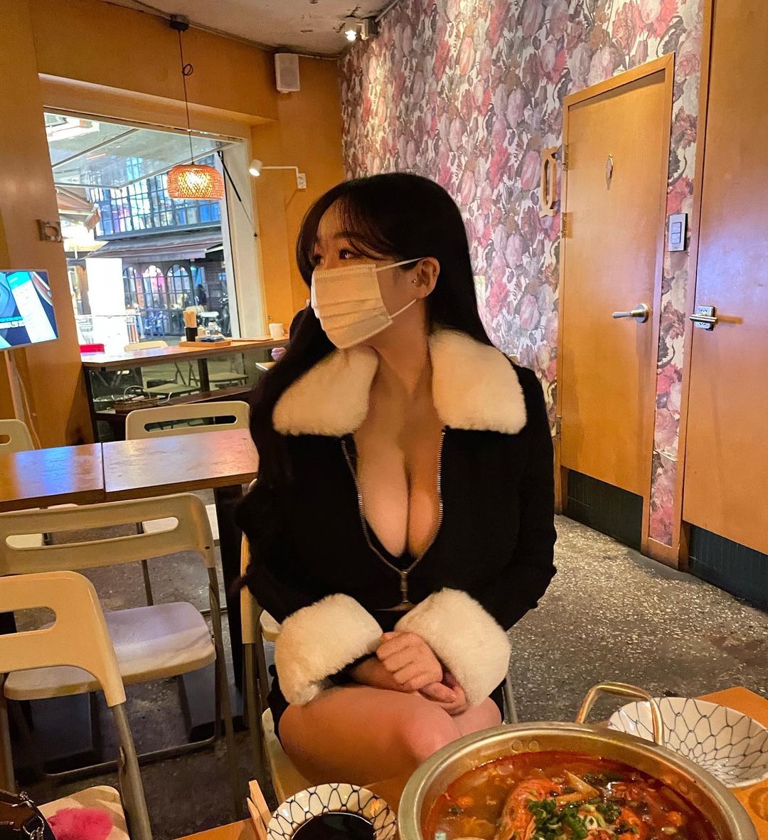 南韩巨乳网美《하온이》乳香逼人！照片不多但「胸器够大」你掌握不住！