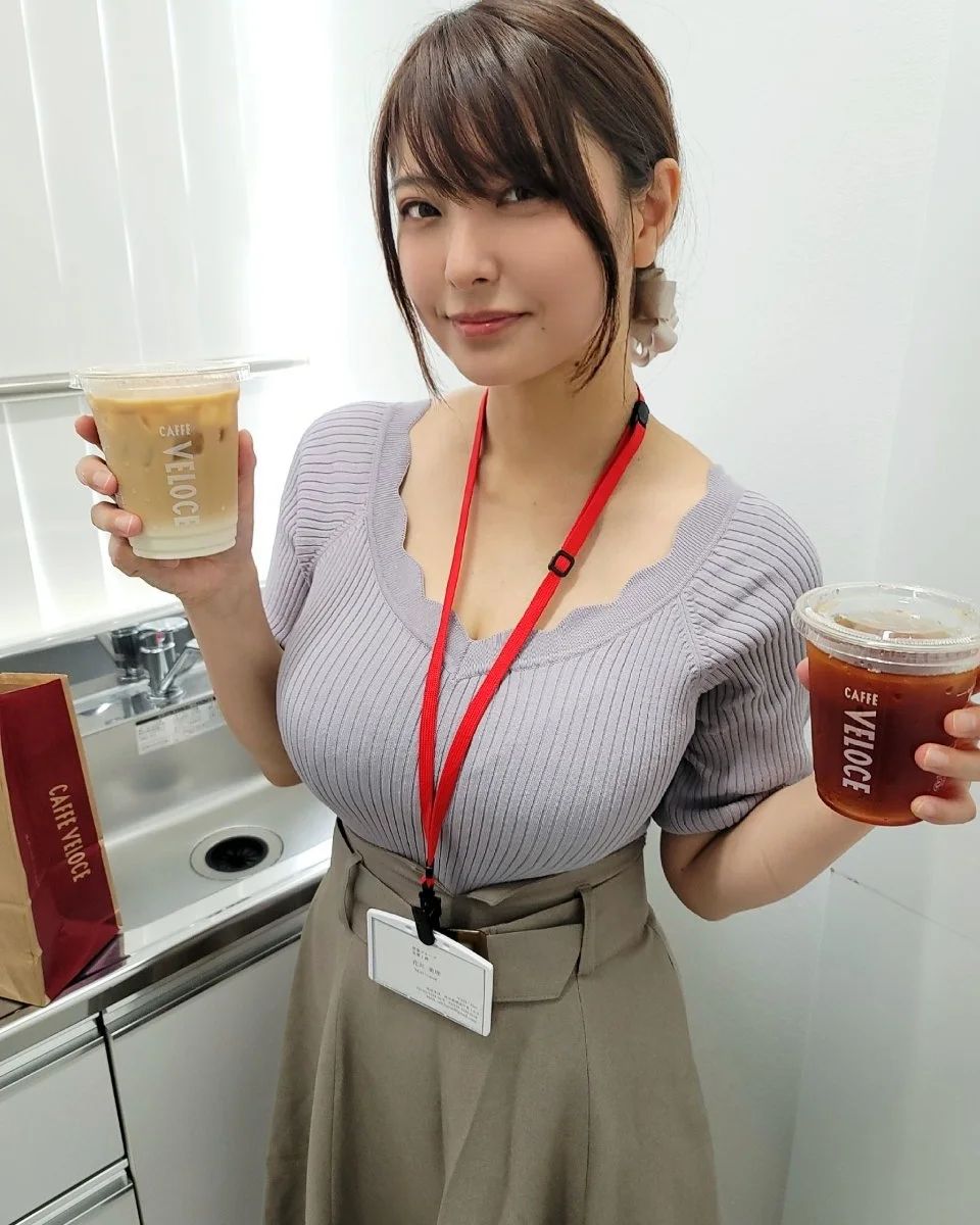 Ｊ罩杯的美女前辈《花井美理》推出性感写真纪念出道２０周年！