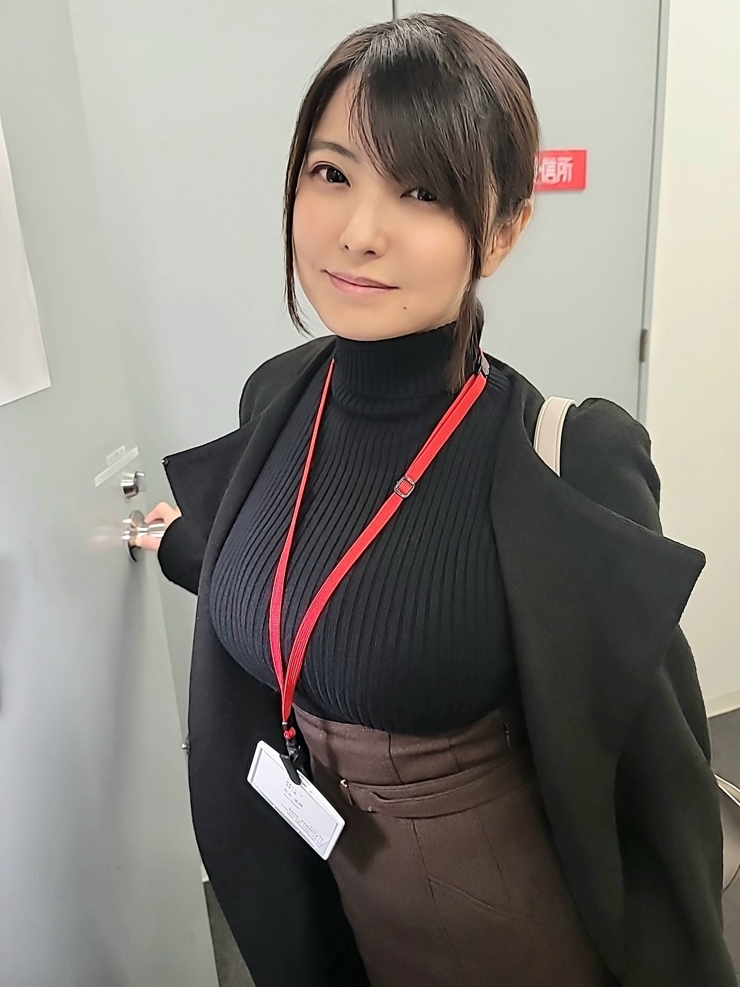 Ｊ罩杯的美女前辈《花井美理》推出性感写真纪念出道２０周年！