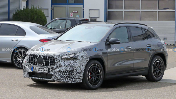 新款奔驰AMG GLA 45路试谍照曝光 将延续经典造型