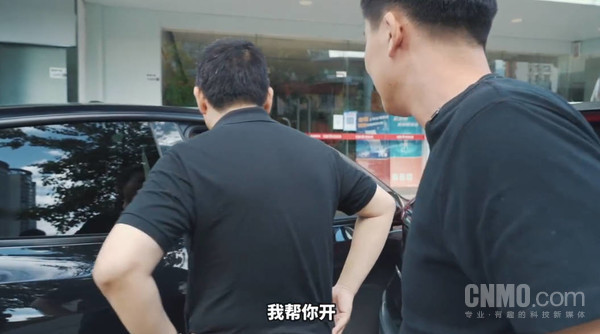 特斯拉在余承东身旁撞车 余承东：哈哈 撞上了撞上了