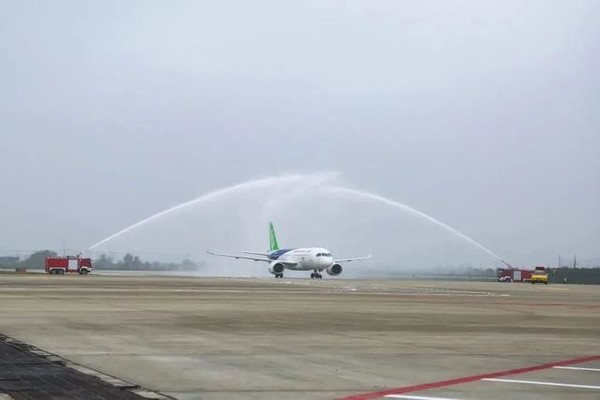 东航试飞成功！C919国产大飞机第一批飞行员亮相