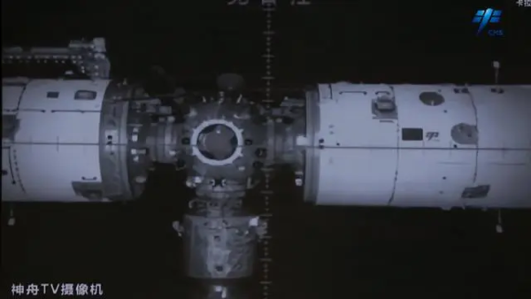 一切顺利！神舟十五号载人飞船与空间站完成交会对接