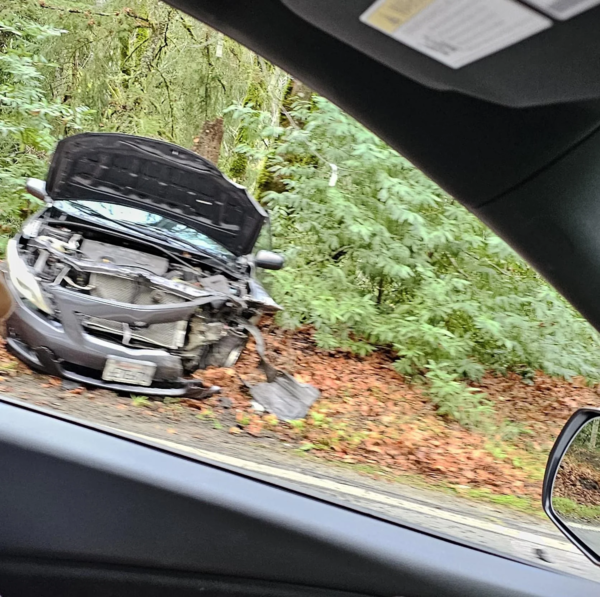 特斯拉Cybertruck道路首撞仅有刮痕 卡罗拉受损严重