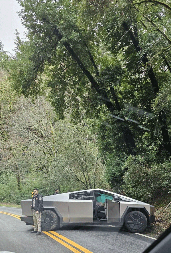 特斯拉Cybertruck道路首撞仅有刮痕 卡罗拉受损严重