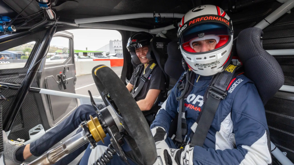 真&middot;赛道怪兽！这辆福特面包车打破AMG GT3单圈记录