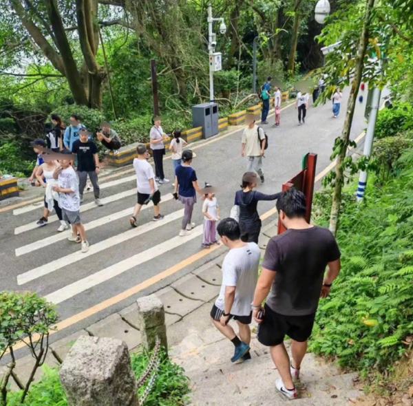 余承东升任终端董事长后露面 周末爬山 被赞平易近人