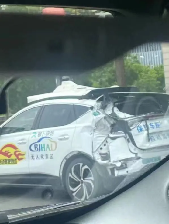 曝百度无人驾驶测试车在北京出车祸 车尾损毁严重