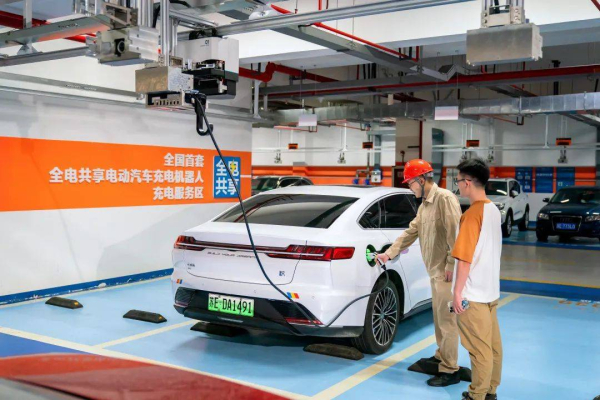 苏州推出全国首个电动汽车充电机器人 并将进一步推广