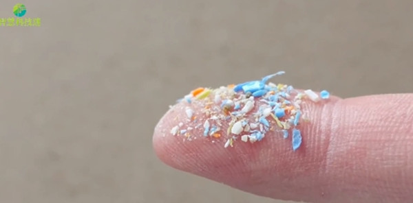 德国科学家研究证明微塑料能被细胞吸收 网友:太可怕