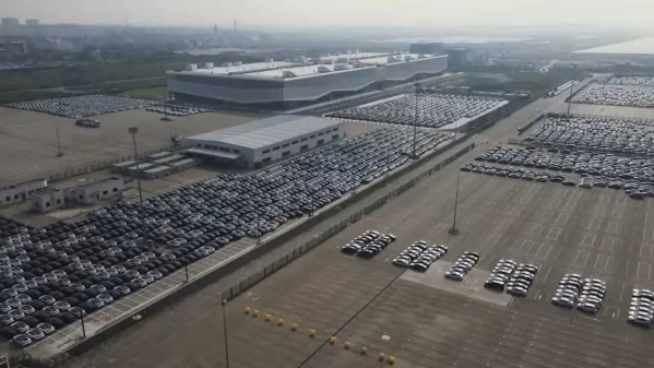特斯拉上海生产全面恢复 最新视频放出 满港口都是车