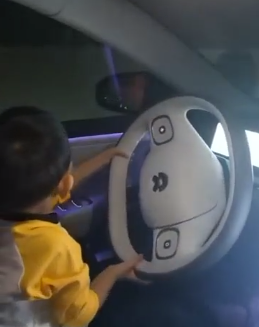 危险！曝幼童驾驶蔚来汽车 家长居然还在旁边拍视频