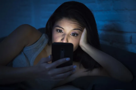 还有这种好事？研究称睡前适度玩手机或可以缓解抑郁