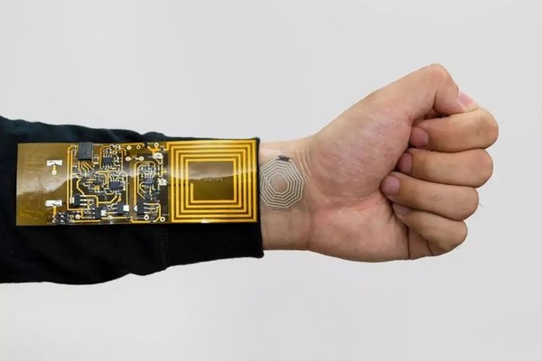 这也太科幻了！世界首款网格结构纳米电子皮肤问世