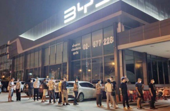 比亚迪元PLUS在泰国开启预售 当地车友凌晨排队订车