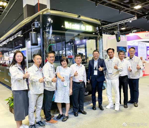 走向世界！比亚迪携新加坡第一辆刀片电池巴士亮相展会