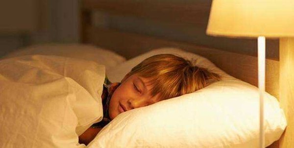 你睡觉开灯吗?医生:长期开灯睡易变胖并增加患癌风险