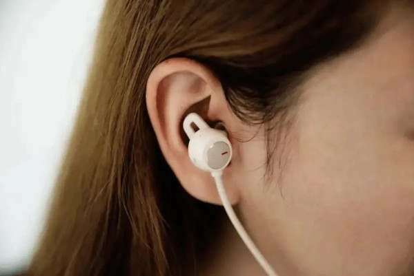 耳机重度用户警惕！长期沉浸式戴耳机易患噪声性耳聋