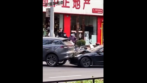 什么仇什么怨？上海一辆比亚迪倒车狂撞5次特斯拉