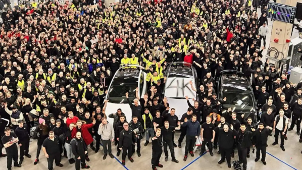 特斯拉柏林工厂庆祝达成每周下线4000辆Model Y成就