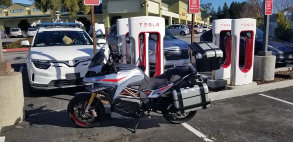 特斯拉开放超充网络后 一辆摩托车被发现在充电桩充电