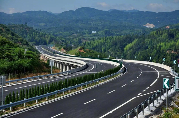 人大代表建议中国高速公路按里程免费 以减少拥堵