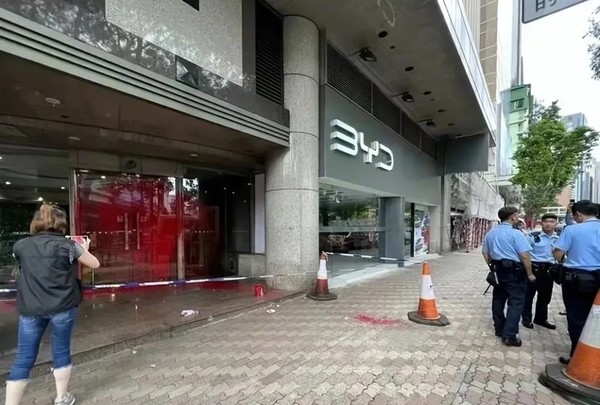 比亚迪香港4间店铺同时遭破坏 或被泼油漆或被撞闸门