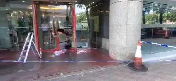 比亚迪香港4间店铺同时遭破坏 或被泼油漆或被撞闸门