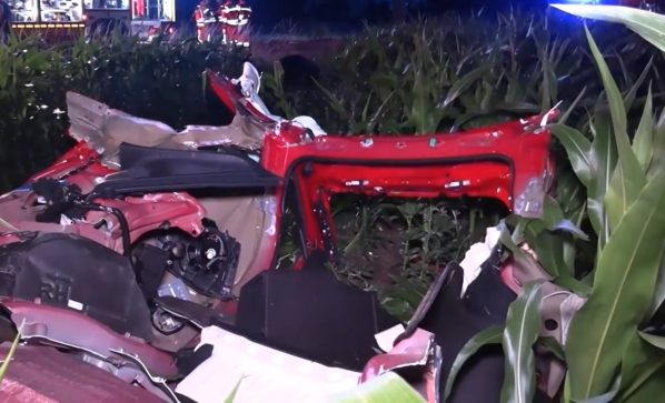 一特斯拉在德国遭遇惨烈事故 车辆一分为二 司机当场死亡