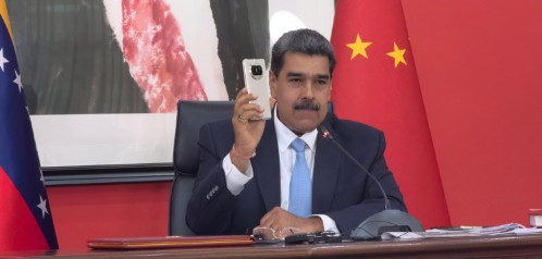委内瑞拉总统展示华为折叠屏新机：它代表遥遥领先的科技