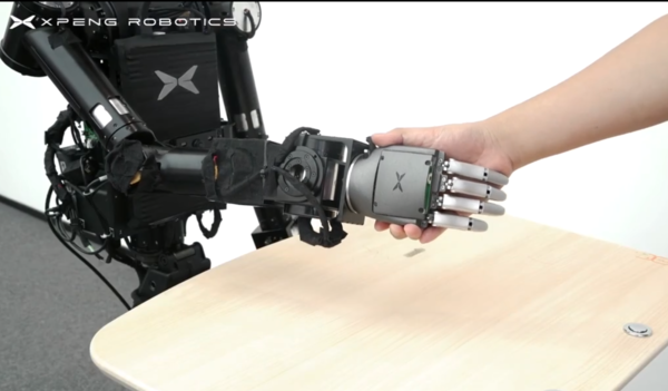 小鹏推出双足智能机器人 何小鹏：车企的未来是机器人