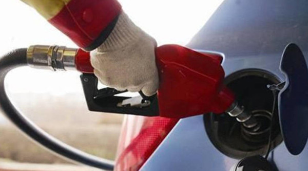今年国内首次油价下跌来了 就在今天 加满油可省2块6