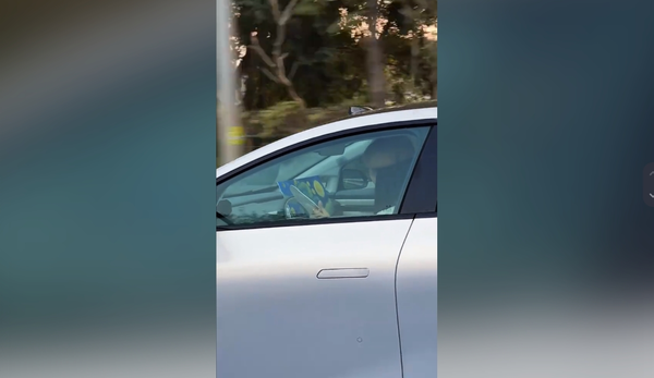 昊铂L3版自动驾驶视频曝光 美女车主不看路低头画画！