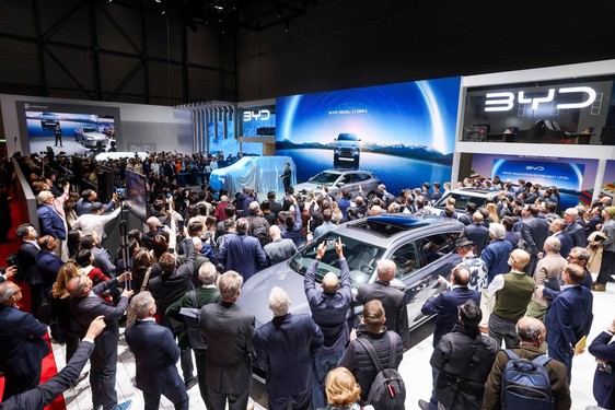 比亚迪亮相2024日内瓦车展 仰望品牌上演欧洲首秀