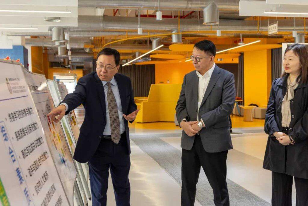 香港特区政府政务司司长陈国基一行到香港科技大学（广州）调研