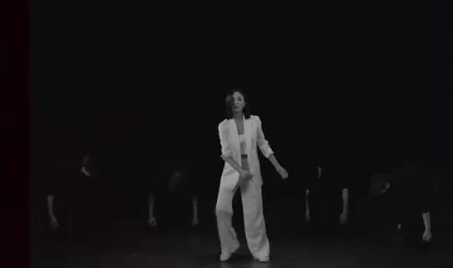 40岁的佟丽娅舞蹈演绎女性枷锁  出演《我经过风暴》MV