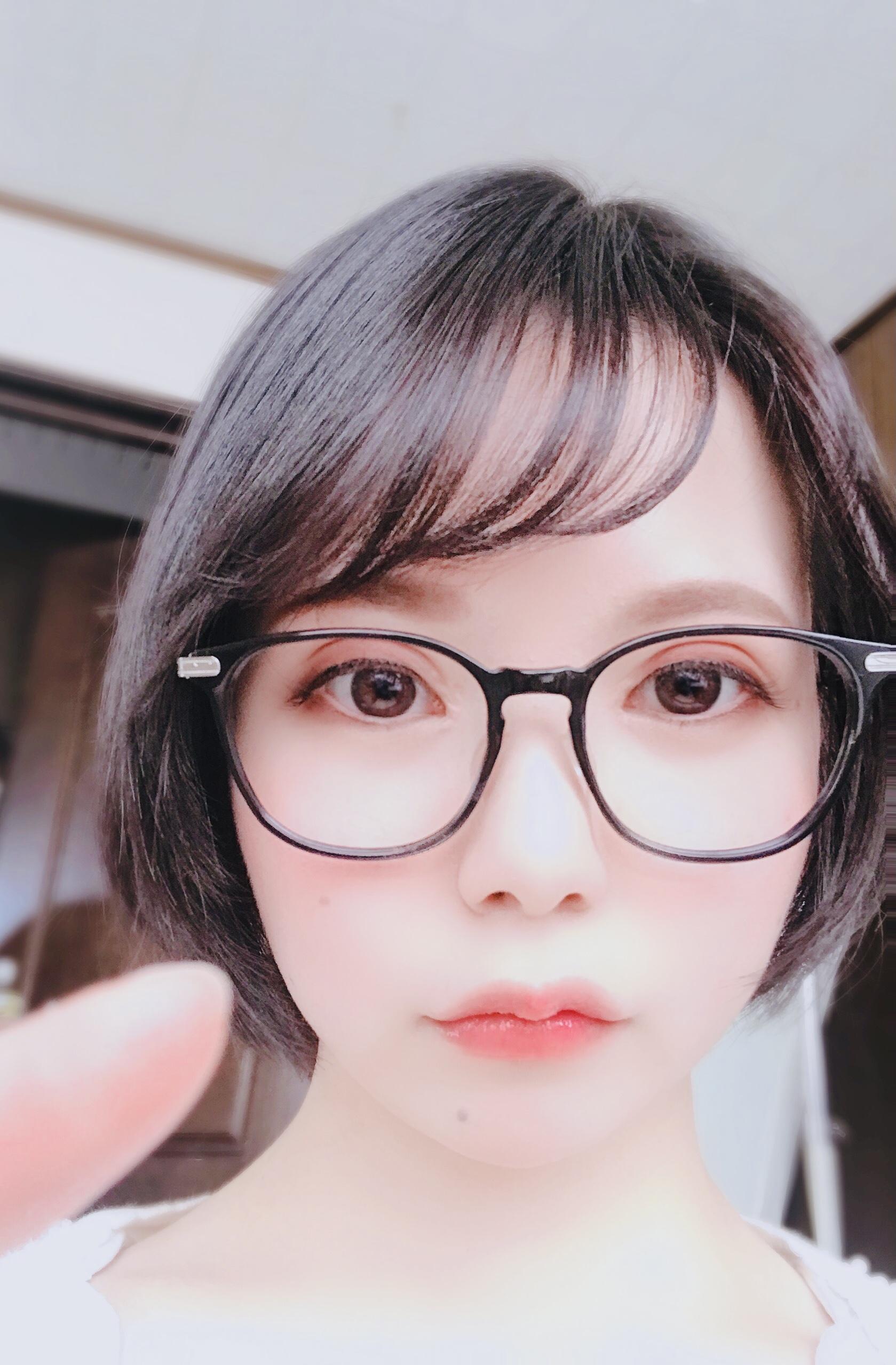JUFE-267可爱的短发眼镜女孩初爱宁宁(初愛ねんね)，一脸稚气未脱很听话的乖乖女孩喜欢吗？