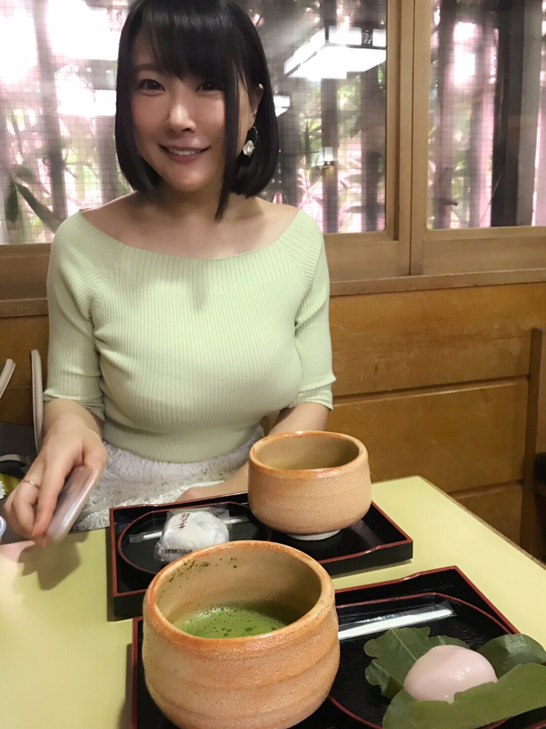 朴素精致的丰润女士本真ゆり(本真友里)演技炉火纯青，漫画真人版与人妻的亲密魅惑来袭！